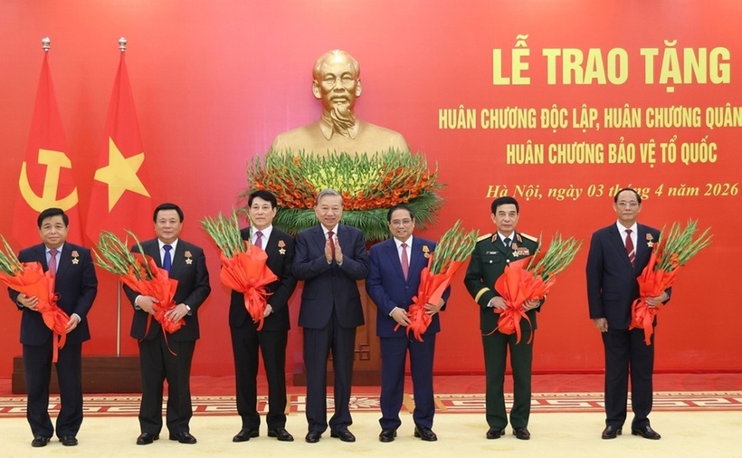 Tổng Bí thư Tô Lâm trao các Huân chương cao quý tặng Chủ tịch nước Lương Cường, Thủ tướng Phạm Minh Chính và các đồng chí Lãnh đạo Đảng, Nhà nước, Quân đội vì những đóng góp xuất sắc trong xây dựng lực lượng Quân đội nhân dân Việt Nam anh hùng (Ảnh: VGP).