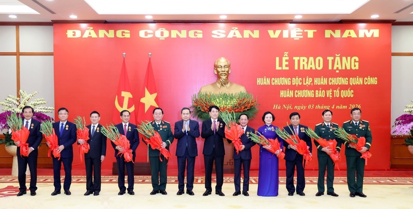Chủ tịch nước Lương Cường và Chủ tịch Quốc hội Trần Thanh Mẫn trao Huân hương Độc lập hạng Nhì và Huân chương Quân công hạng Nhì tặng 10 đồng chí (Ảnh: VGP).