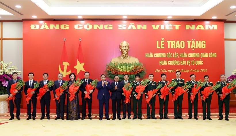Thủ tướng Phạm Minh Chính và Thường trực Ban Bí thư Trần Cẩm Tú trao Huân chương Độc lập hạng Ba, Huân chương Quân công hạng Ba và Huân chương bảo vệ Tổ quốc hạng Nhì cho 15 đồng chí là lãnh đạo, nguyên lãnh đạo các bộ, ngành Trung ương (Ảnh: VGP).