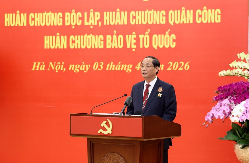 Thay mặt các đồng chí nhận Huân chương cao quý của Đảng, Nhà nước, Phó Chủ tịch Quốc hội Trần Quang Phương phát biểu tại buổi lễ (Ảnh: VGP).