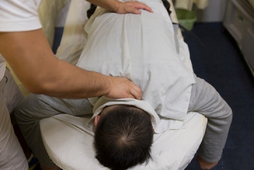 Đi massage cổ vai gáy để thư giãn, người đàn ông 33 tuổi bất ngờ bị đột quỵ. Ảnh minh họa.