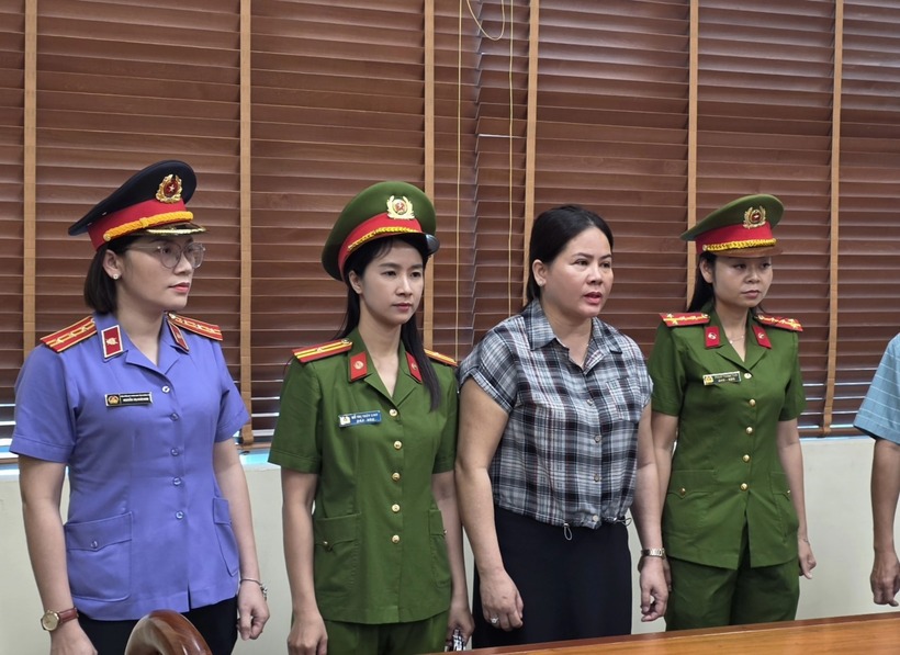 Đối tượng Nguyễn Thị Nhung (áo carô)