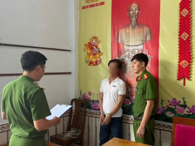 Cơ quan điều tra thi hành lệnh bắt đối với đối tượng Huy sau thời gian bỏ trốn. Ảnh: Công Lý