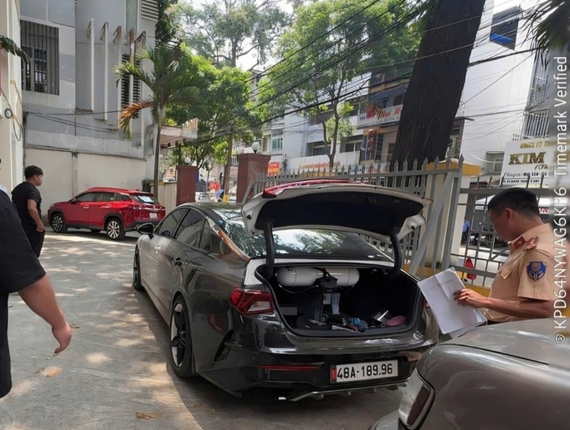 Lực lượng chức năng kiểm tra xe con phun lửa khi đang lưu thông. (Ảnh: Người lao động)