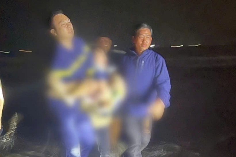 Lực lượng chức năng đã tìm thấy thi thể 1 cháu bé. Ảnh: Dân Trí