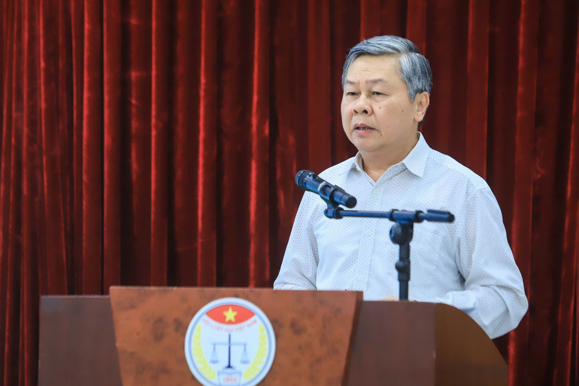 PGS.TS Đinh Dũng Sỹ - chuyên gia pháp luật, nguyên Vụ trưởng Vụ Pháp luật, Văn phòng Chính phủ trình bày tại hội nghị.