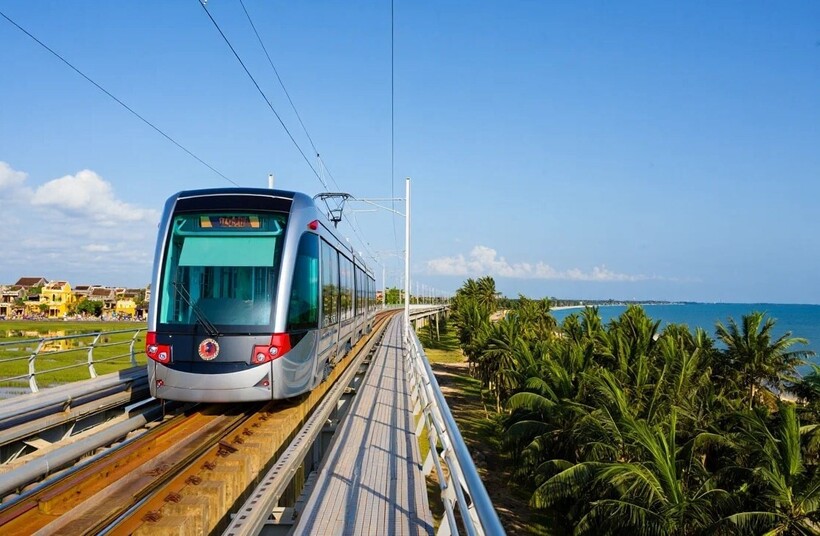 Tuyến đường sắt đô thị Đà Nẵng – Hội An dự kiến sẽ rút ngắn thời gian di chuyển xuống còn 20 phút (Ảnh minh họa bằng AI - Báo Hà Nội Mới)