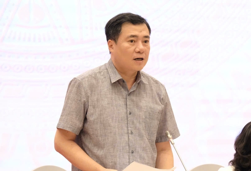 Thứ trưởng Bộ Công Thương Nguyễn Sinh Nhật Tân trả lời tại họp báo.