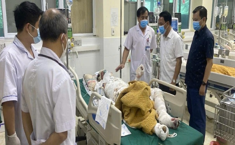 Lãnh đạo Sở Y tế Điện Biên thăm hỏi 3 nạn nhân bị bỏng nặng đang điều trị tại Bệnh viện Đa khoa tỉnh. (Ảnh: VietnamNet)