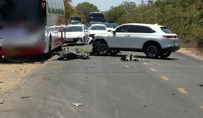 Ô tô sau tai nạn xoay ra giữa làn đường khiến các phương tiện di chuyển chậm. Ảnh: Pháp luật TP.HCM