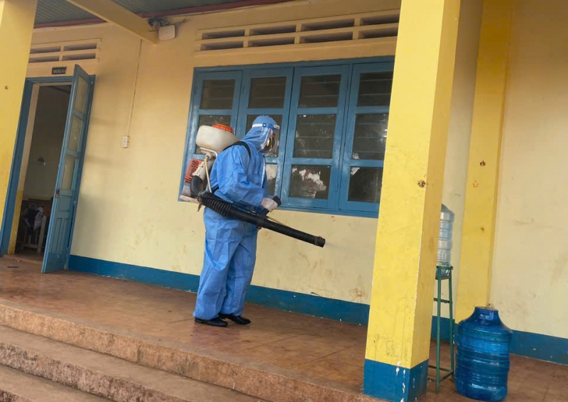Ngành y tế tiến hành phun khử khuẩn tại Trường Tiểu học Phạm Hồng Thái, nơi phát hiện ổ dịch quai bị.