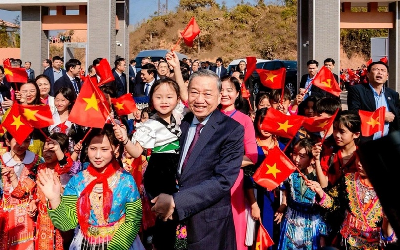 Tổng Bí thư Tô Lâm và các em học sinh Trường phổ thông nội trú liên cấp tiểu học và THCS Si Pa Phìn (Ảnh: Điện Biên).