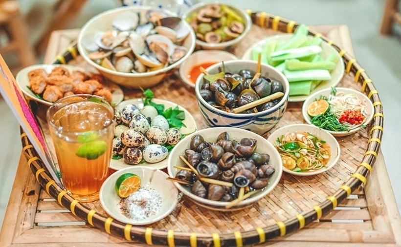 Ốc Sài Gòn ngon nhất là phải ngồi quán đông, gọi một bàn đầy đủ, vừa ăn vừa tám chuyện tới khuya mới đúng điệu.