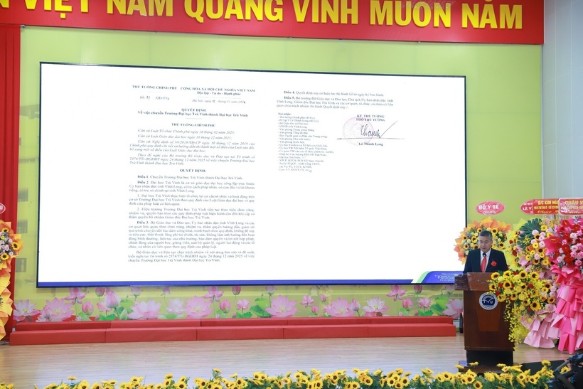 Lễ công bố quyết định chuyển đổi mô hình của Đại học Trà Vinh. Ảnh: ZNews