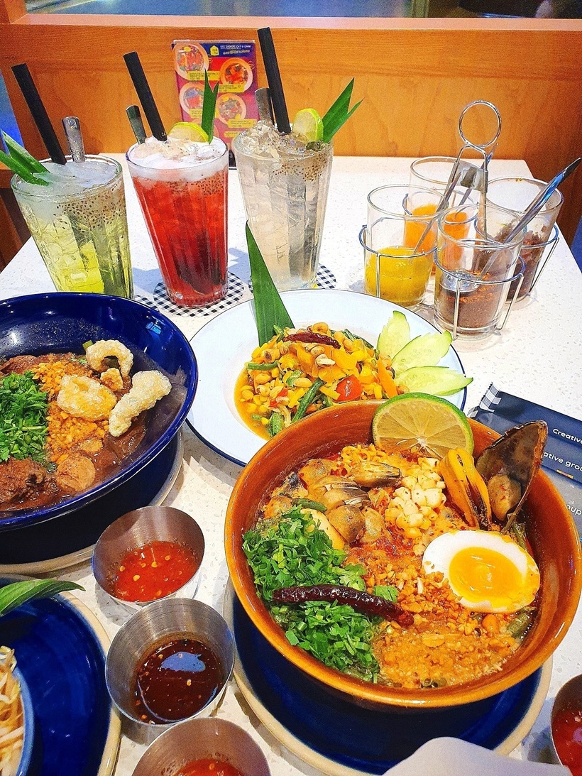 Chỉ cần nhìn bàn đồ ăn Thái đầy đủ tom yum, pad Thái, gỏi đu đủ là đã thấy bụng réo liên tục rồi.