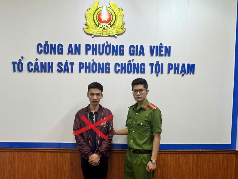 Công an phường Gia Viên bắt giữ đối tượng. (Ảnh: Công an Hải Phòng)
