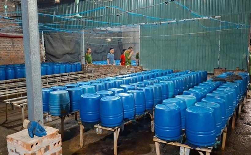 Hàng trăm thùng đựng giá đỗ bên trong cơ sở. (Ảnh: Công an tỉnh Lào Cai)