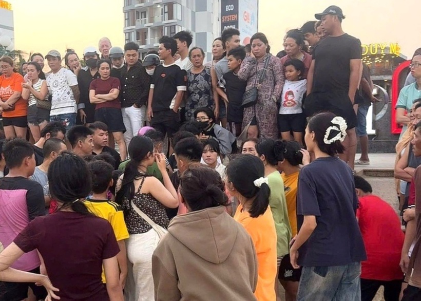 Rủ nhau đi tắm biển, một học sinh lớp 12 bị sóng cuốn trôi. Ảnh: Báo Người lao động.