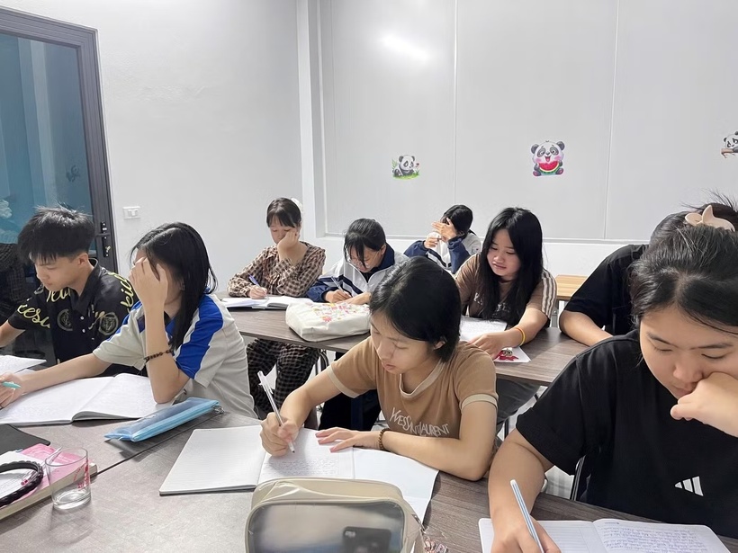 Lớp học thêm tại nhà cô Tạ Thu Hiền (Khu đô thị Thanh Hà, Hà Nội) kín chỗ. (Ảnh: Tiền phong)