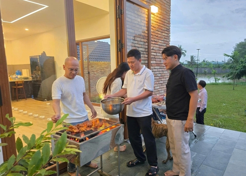 Nam nghệ sĩ thiết kế khu nghỉ dưỡng rộng, có thể tổ chức tiệc cho 20 người. Bạn bè, người thân của ông thường quây quần làm tiệc nướng ở sân sau rồi cùng dùng bữa trên bãi cỏ. Buổi tối, họ nghỉ lại trong căn nhà mái dốc với nhiều phòng ngủ, các phòng đều có cửa kính nhìn ra vườn.