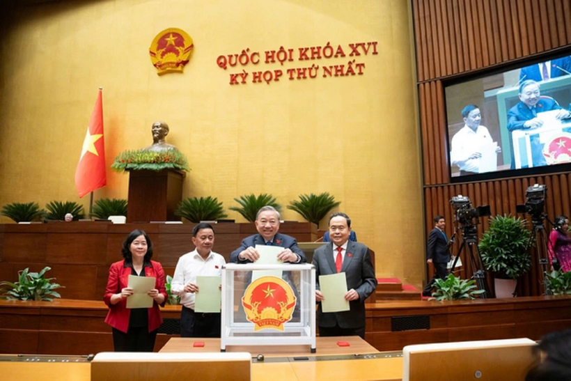 Tổng Bí thư Tô Lâm và đại biểu Quốc hội bỏ phiếu (Ảnh: Media Quốc hội).
