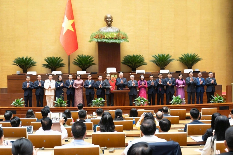 Lãnh đạo Đảng, Nhà nước tặng hoa chúc mừng các nhân sự vừa được Quốc hội bầu (Ảnh: Media Quốc hội).