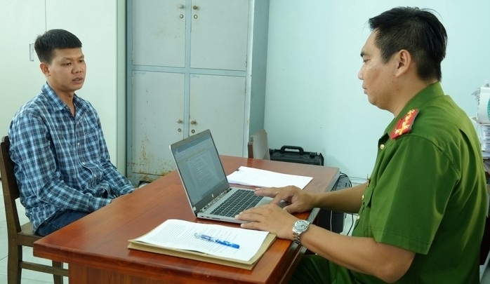 Đối tượng Trần Phúc Hiền tại cơ quan công an. Ảnh: Người lao động