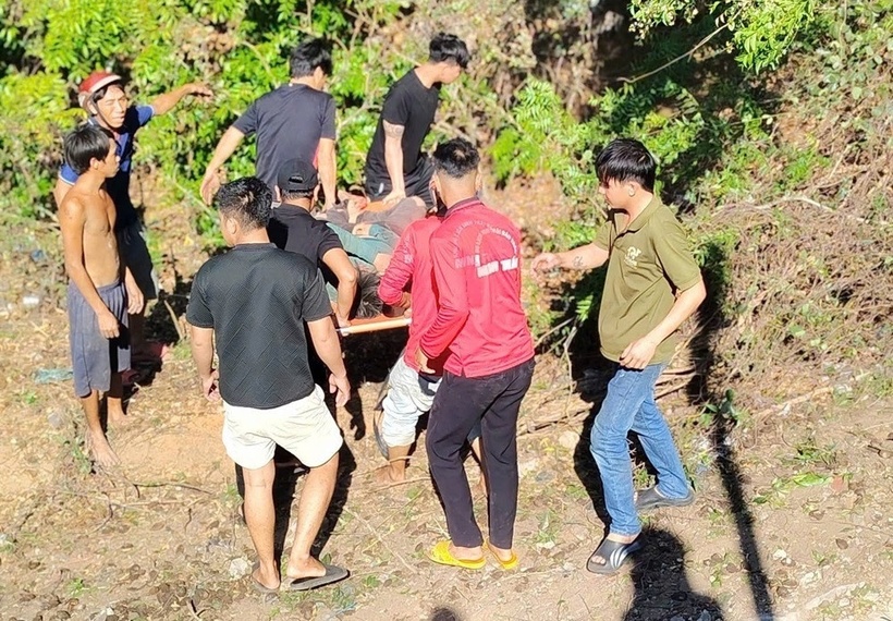 Nhiều nạn nhân được đưa đi cấp cứu. Ảnh: VietNamNet