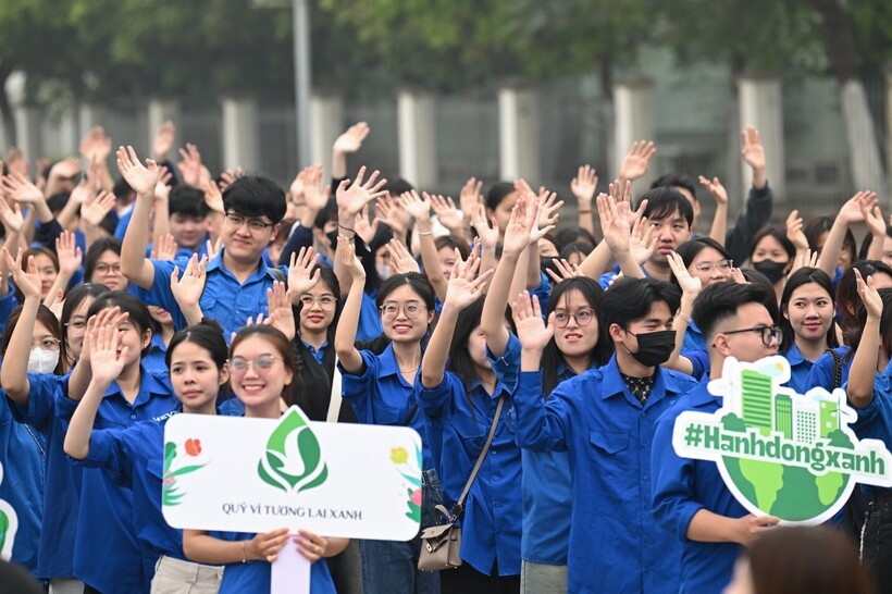 Nụ cười rạng rỡ và tinh thần check-in xanh lan tỏa khắp các điểm cầu trên cả nước. Mọi người hào hứng ghi lại khoảnh khắc tham gia, khẳng định tham gia trọn vẹn “Thử thách 21 ngày: Hành động Xanh - Chọn tương lai xanh”do Quỹ Vì tương lai xanh phát động.
