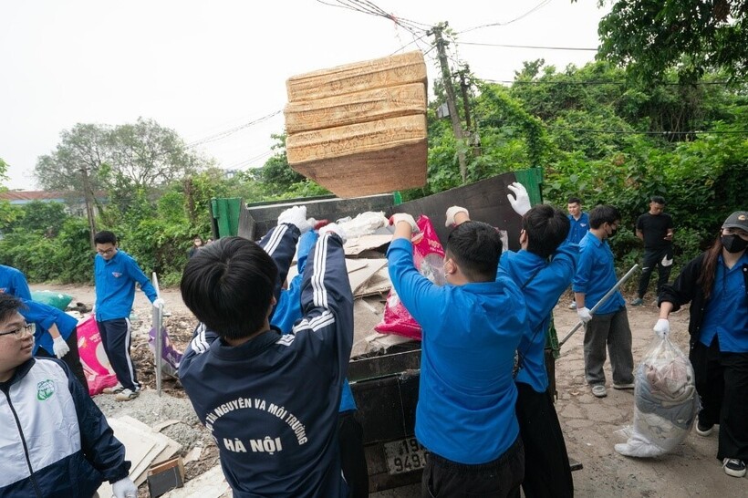 Rác thu gom sau hơn một giờ ra quân ở các khu vực trong Phường Phú Diễn được tập kết để đưa đến nơi xử lý.