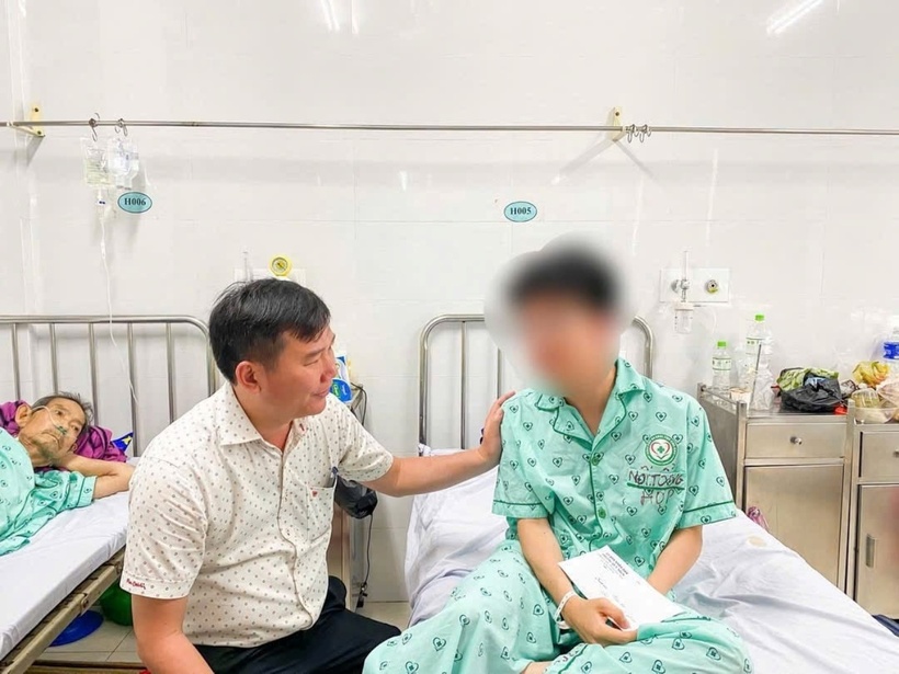 Ông Phan Tuấn Hoàng - Phó Chủ tịch Thường trực UBND phường Quy Nhơn, tỉnh Gia Lai thăm hỏi, động viên em N.N.H, học sinh Trường THPT chuyên Hùng Vương (Gia Lai), trường hợp may mắn được cứu sống khi bị đuối nước khi tắm biển Quy Nhơn. (Ảnh: Dân Việt)