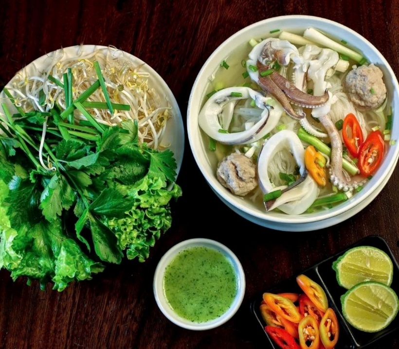 Hủ tiếu mực là món ăn hấp dẫn, phù hợp với nhiều đối tượng nhờ hương vị dễ ăn, topping đa dạng và mức giá không quá cao.