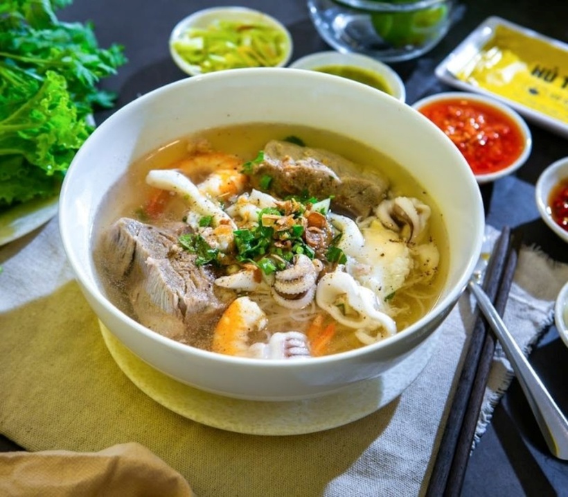TP.HCM hiện có rất nhiều quán hủ tiếu mực ngon từ bình dân đến nổi tiếng lâu năm, giúp thực khách dễ dàng lựa chọn theo khẩu vị và khu vực mình sinh sống.