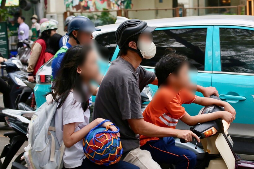 Hà Nội: Xử phạt nhiều phụ huynh không đội mũ bảo hiểm cho con khi đi xe máy - 3