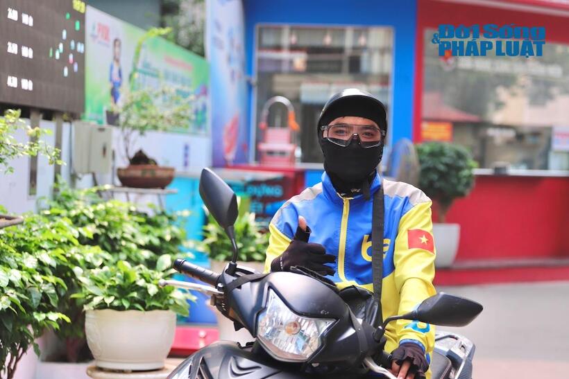 Anh Vi Văn Định (tài xế xe ôm công nghệ) bày tỏ rất tin tưởng sử dụng loại xăng sinh học