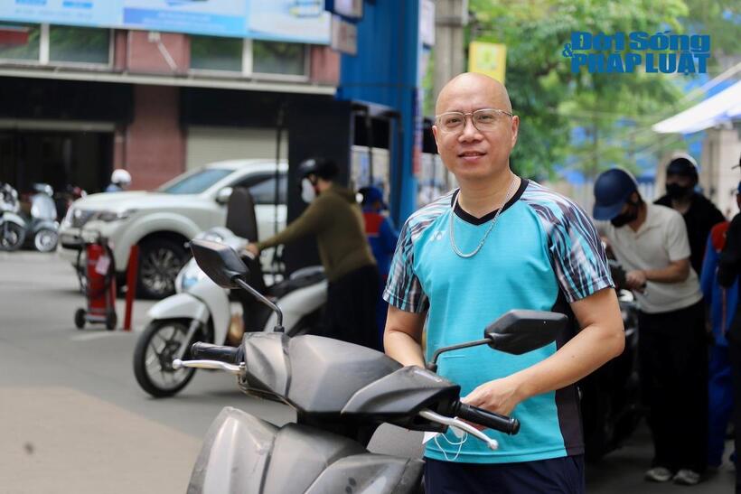 Anh Nguyễn Thiền Quang (Trung Hòa, Hà Nội) - "khách quen" sử dụng xăng E10 tại Cửa hàng xăng dầu PVOIL Thái Thịnh (Hà Nội)