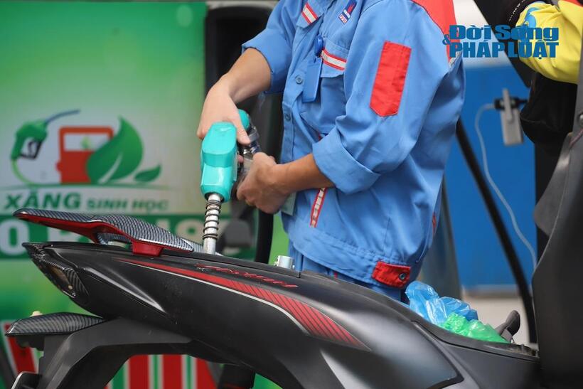Người dân sử dụng xăng sinh học E10 tại Cửa hàng xăng dầu PVOIL Thái Thịnh (Hà Nội)