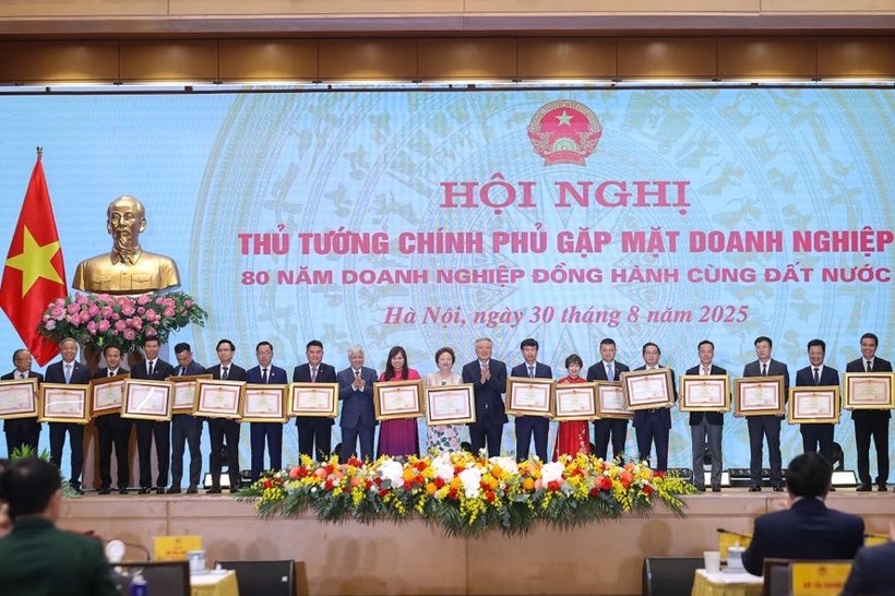 Bà Nguyễn Thị Nga – Chủ tịch Tập đoàn BRG vinh dự nhận bằng khen của Thủ tướng Chính phủ