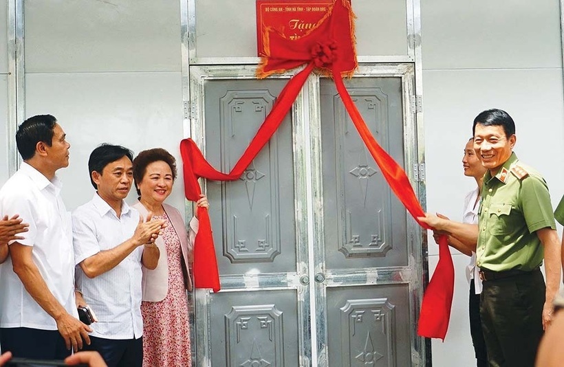 Lãnh đạo Bộ Công an và tỉnh Hà Tĩnh cùng với bà Nguyễn Thị Nga, Chủ tịch Tập đoàn BRG khánh thành và trao tặng nhà cho các hộ nghèo, khó khăn về nhà ở trên địa bàn tỉnh Hà Tĩnh