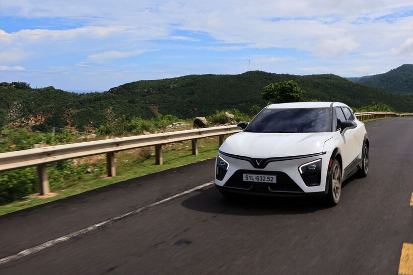 VinFast VF 7 khiến người dùng quyết gắn bó lâu dài: Cầm lái một lần là “dính”, chi phí nhẹ đi rõ rệt - 1