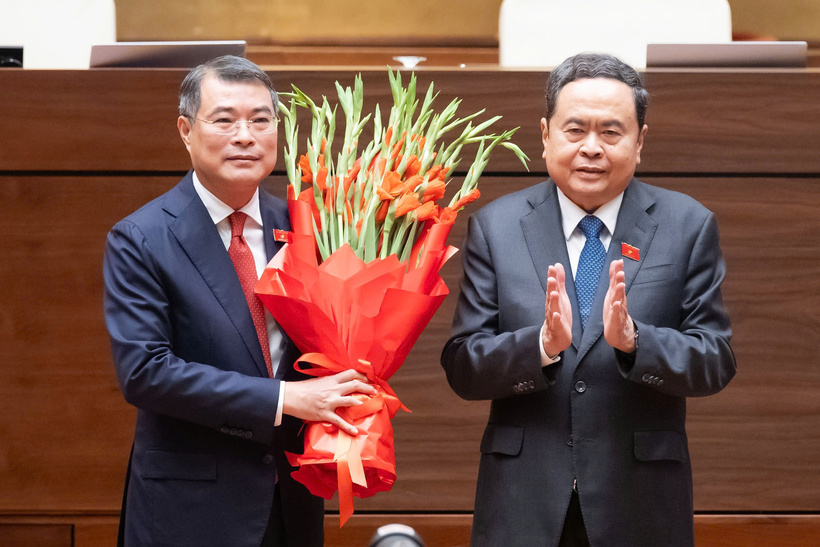 Chủ tịch Quốc hội Trần Thanh Mẫn tặng toa chúc mừng Thủ tướng Chính phủ Lê Minh Hưng (Ảnh: Media Quốc hội).