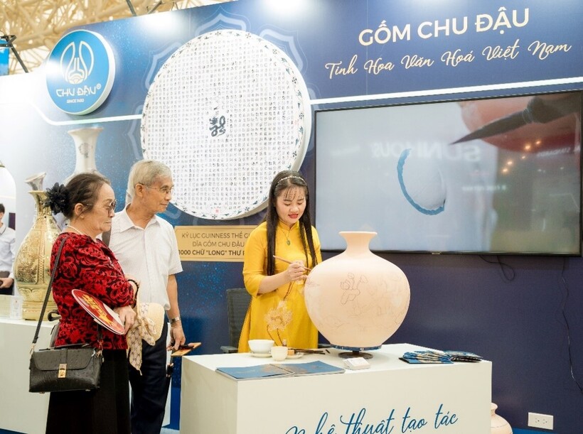 Màn biểu diễn nghệ thuật vẽ gốm của nghệ nhân Chu Đậu hút khách theo dõi