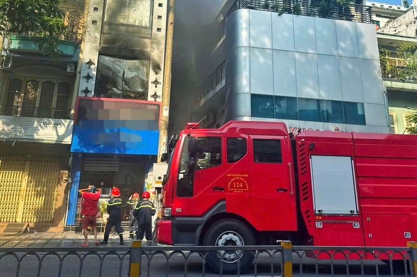 Lực lượng cảnh sát chữa cháy có mặt tại hiện trường dập lửa, ngăn cháy lan. (Ảnh: Dân trí)