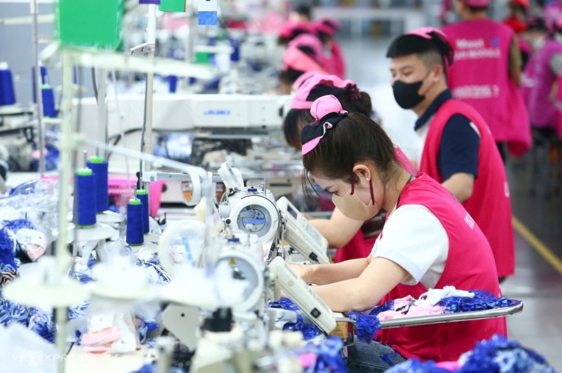 Lao động làm việc trong chuyền may doanh nghiệp FDI tại Khu công nghiệp Quang Châu, Bắc Ninh, tháng 3/2026. (Ảnh: VnExpress)