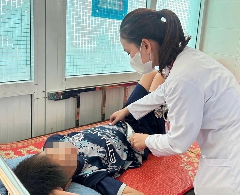 Bệnh nhân nhập viện sau khi ăn bánh mì ở Quảng Ngãi. Ảnh: PLO.