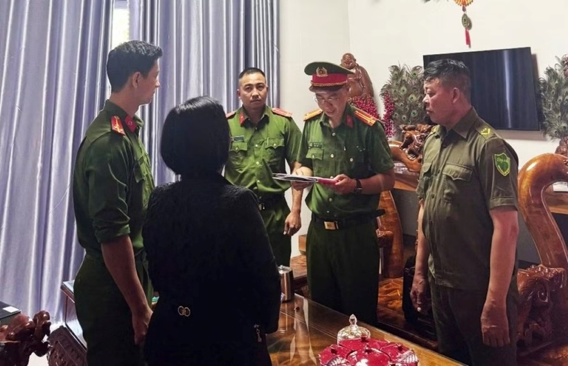 Cơ quan điều tra tống đạt các quyết định tố tụng đối với bà M.T.H. (Ảnh: Công an Đắk Lắk)