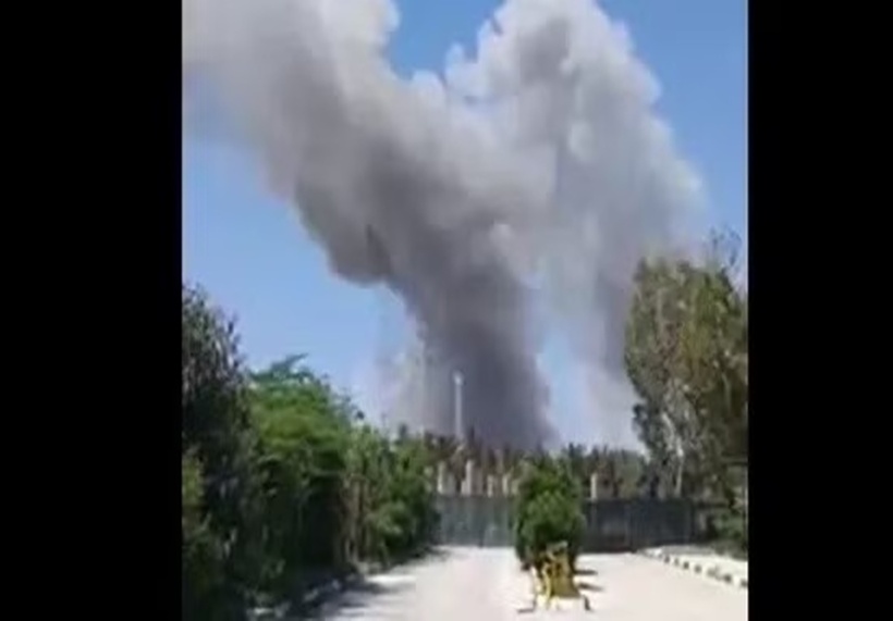 Khói bốc lên từ một địa điểm bị quân đội Mỹ tấn công trên đảo Kharg của Iran ngày 7/4. (Ảnh: The Hindustan Times)