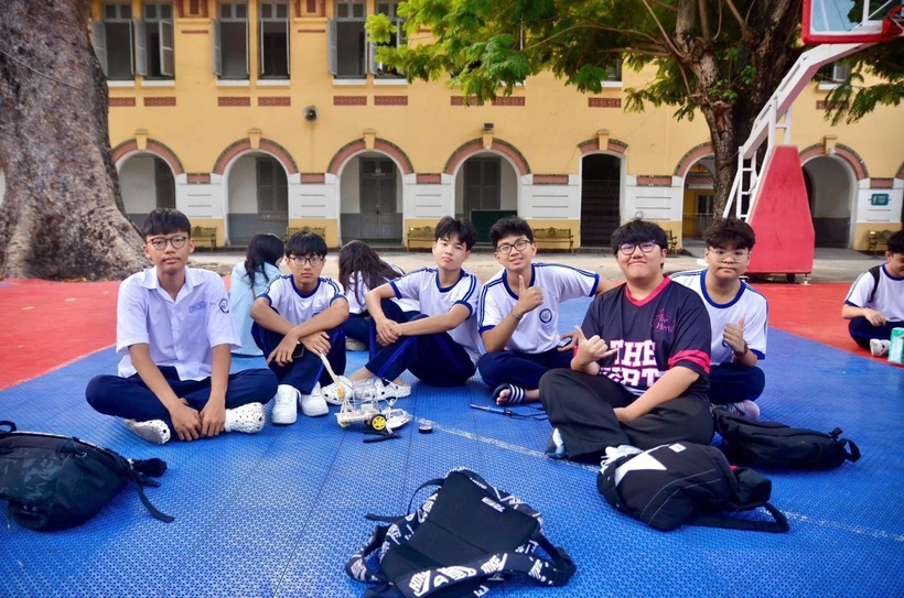 Trường Tiểu học Võ Trường Toản, phường Diên Hồng đã lắp lưới toàn bộ sân trường. Ảnh: Báo Tin tức