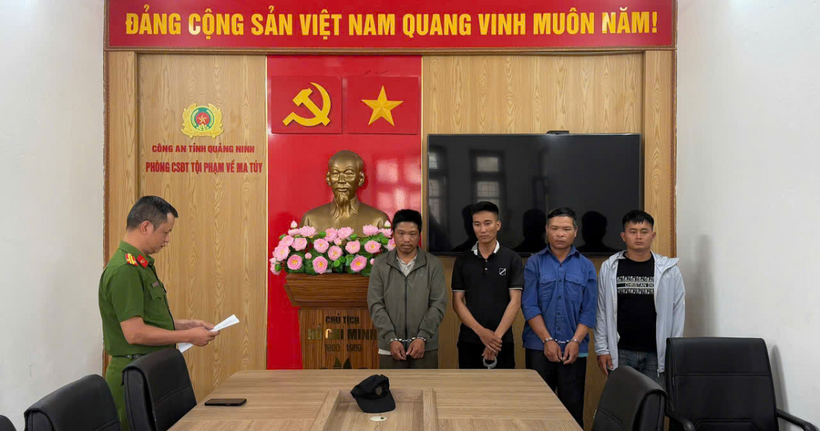 Các đối tượng (Lạc Văn Lý, Vũ Văn Đức, Lạc Tiến Lưu, Phạm Đinh Đạt từ trái qua phải) bị cơ quan chức năng bắt giữ.