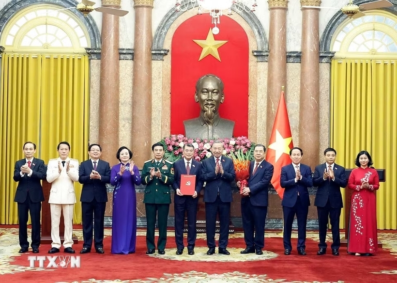 Tổng Bí thư, Chủ tịch nước Tô Lâm trao Quyết định của Bộ Chính trị chỉ định nhân sự của Đảng ủy Chính phủ nhiệm kỳ 2025-2030 (Ảnh: TTXVN).